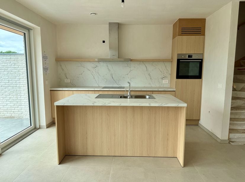 Langs de Roeselarebaan in Lichtervelde, treffen we een halfopen nieuwbouwwoning. Deze woning omvat een inkomhal met gastentoilet. Ruime leefruimte met