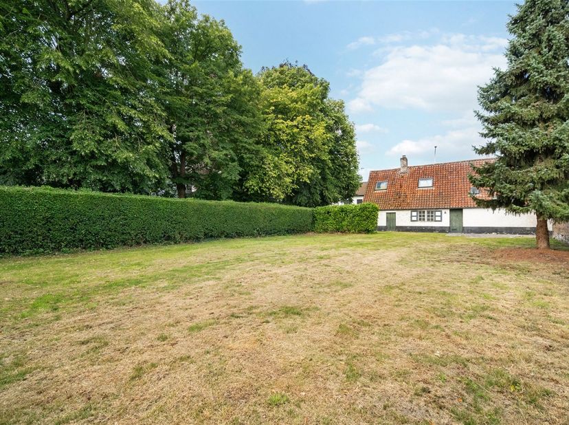 Située dans un village classé, cette maison de caractère se trouve sur un terrain de 679 m². Bien qu'elle nécessite une rénovation en profondeur, elle