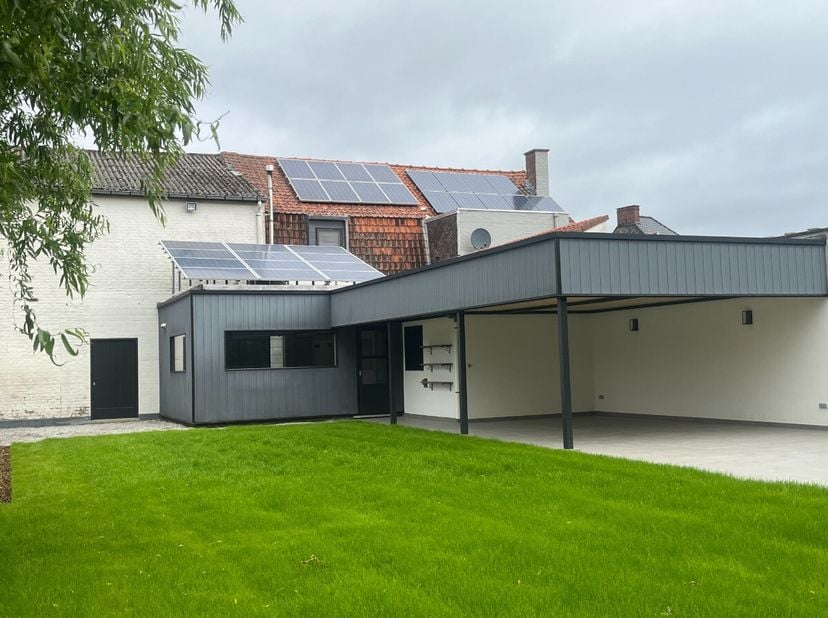 Cette maison entièrement finie et prête à emménager offre un agencement pratique, des espaces de vie confortables et des équipements économes en énerg