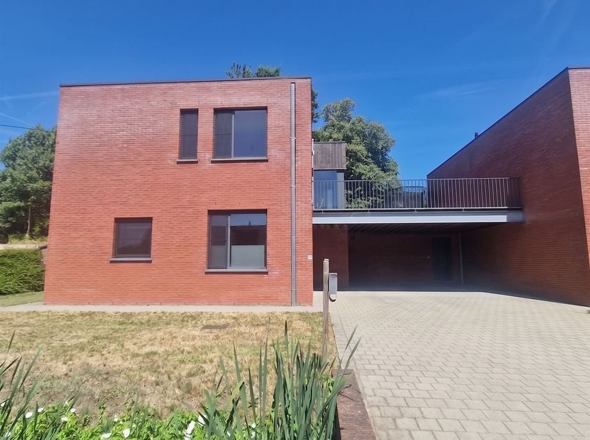 Bent u op zoek naar een comfortabele, energiezuinige woning met voldoende ruimte en een praktische indeling? Dan is deze huurwoning zeker een bezoek w