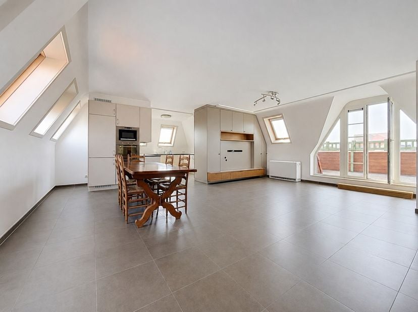Deze schitterende en lichtrijke penthouse is rustig gelegen in een kleinschalige residentie, op een toplocatie nabij de jachthaven en de havengeul van