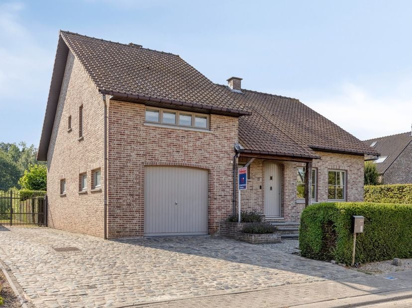 Vrijstaande woning met volgende eigenschappen:<br />
°&amp;nbsp;Gelegen in een&amp;nbsp;rustige straat in Wintershoven.<br />
° Unieke combinatie van ruimte e