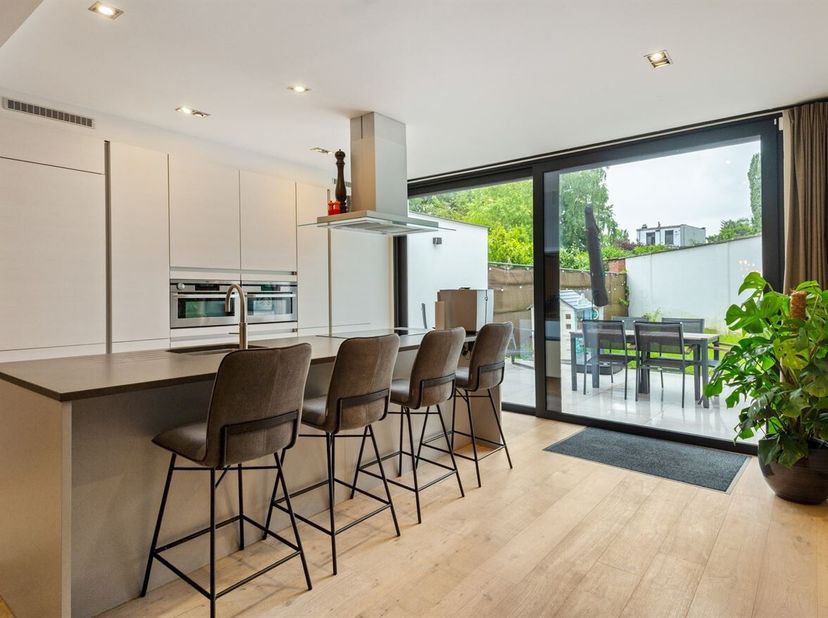 Ligging: <br />
Deze karaktervolle woning bevindt zich in de Knyffstraat in Deurne-Zuid. Hier woon je in de nabijheid van scholen, winkels en openbaar