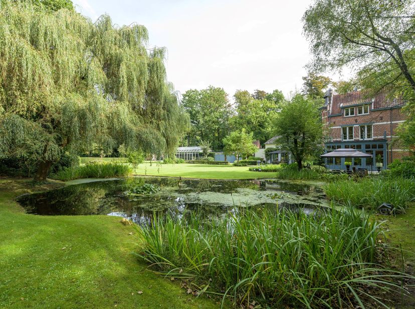Op de grens van Schoten en ’s Gravenwezel bevindt zich dit stukje geschiedenis uit 1758. Op een perceel van ca. 9.053 m² wordt de villa "'t Wit Kruis"