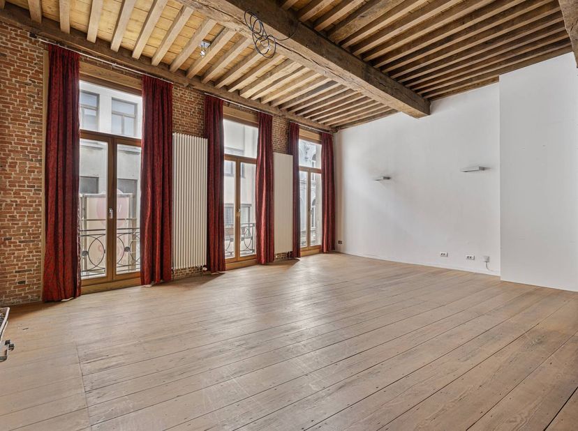 Maison authentique avec rez-de-chaussée commercial à vendre dans le centre historique d'Anvers sur la Lange Koepoortstraat. La surface habitable total