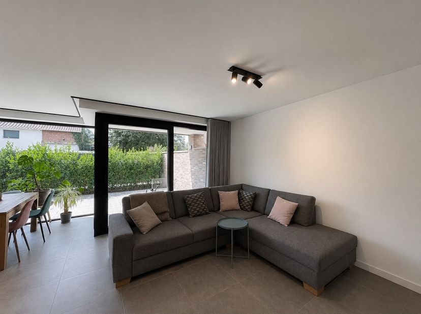 Recent en energiezuinig gelijkvloers appartement in een kleinschalige residentie, centraal gelegen in de Stationsstraat in Diepenbeek.<br />
<br />
Da