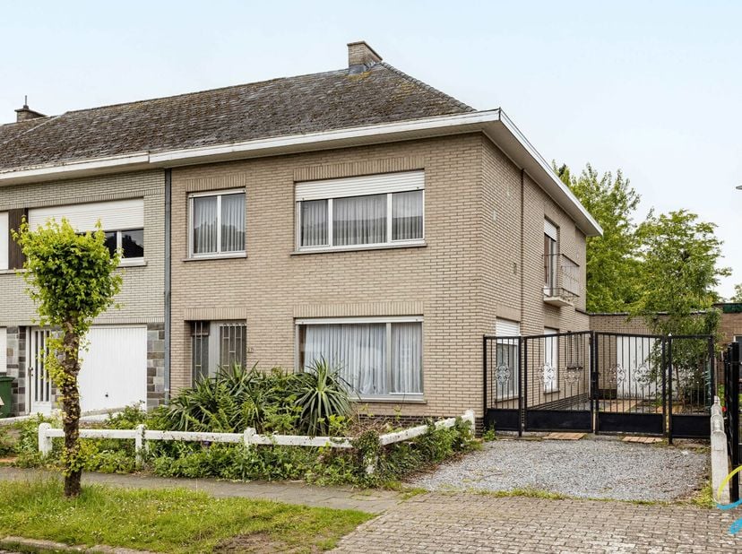 Te renoveren halfopen bebouwing met veel potentieel in het hart van Lede.<br />
Deze woning beschikt over drie volwaardige slaapkamers en biedt tal va