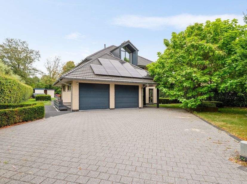 Deze stijlvolle en instapklare villa is gelegen op een bijzonder mooi perceel van ca. 1.246 m² in de gegeerde woonwijk Bloemaard te Brasschaat. Deze r