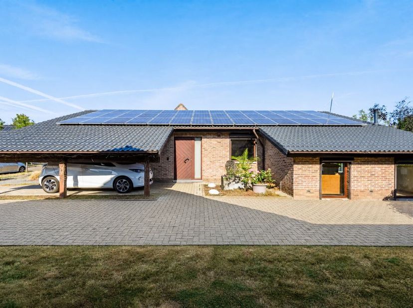 Deze verzorgde laagbouwwoning uit 1991 combineert comfortabel wonen op één niveau met een ruime tuin, een groot terras en uitstekende parkeermogelijkh