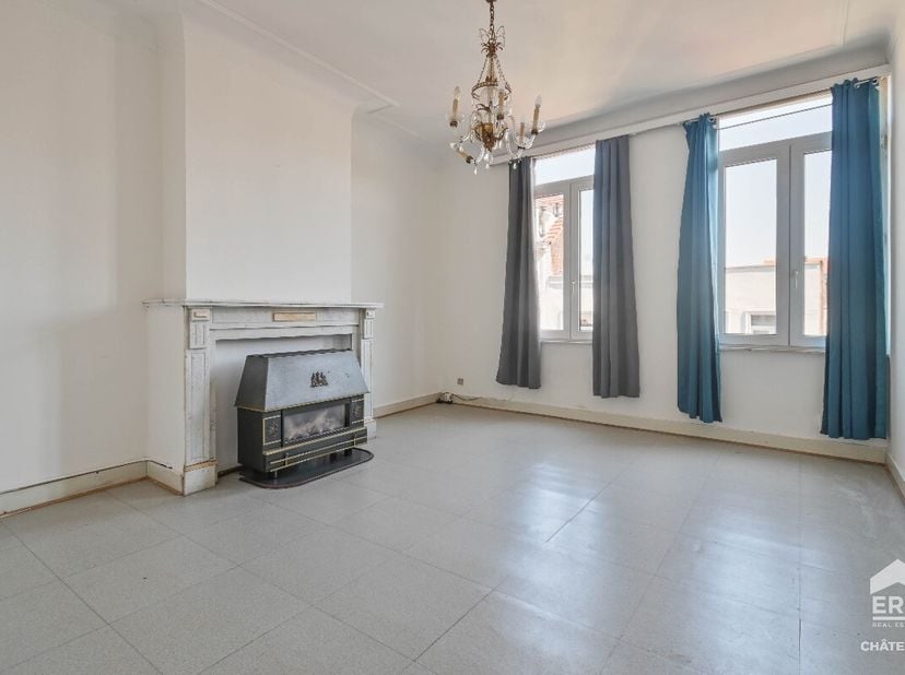 ERA CHÂTELAIN biedt u exclusief dit te renoveren appartement aan van 93m² (bruto EPC-oppervlakte), ideaal gelegen op een steenworp van het Parvis de S