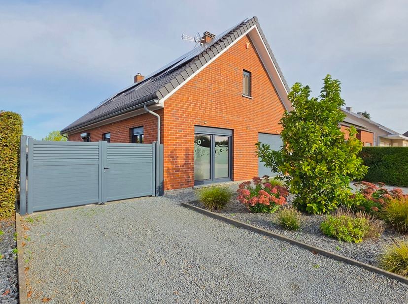 Maison à vendre à Route de Lessines 135,
                    7800 Lanquesaint
