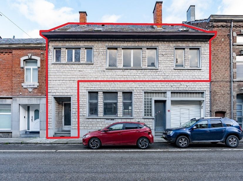 ERA B-LUX heeft het genoegen u dit te renoveren appartement voor te stellen, ideaal gelegen in het centrum van Jemelle, op slechts enkele stappen van
