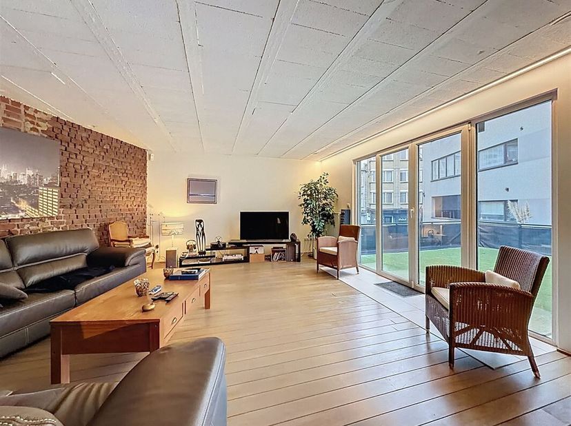 Koekelberg - Schitterende loft van 170 m² met uitzonderlijk terras van 45 m². Ideaal gelegen dicht bij alle voorzieningen (vervoer, winkels, scholen),