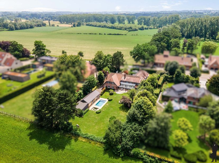 Exclusieve luxevilla met zwembad, poolhouse en professionele kantoorruimte op toplocatie tussen Kontich, Edegem en Aartselaar<br />
Op een uitzonderli