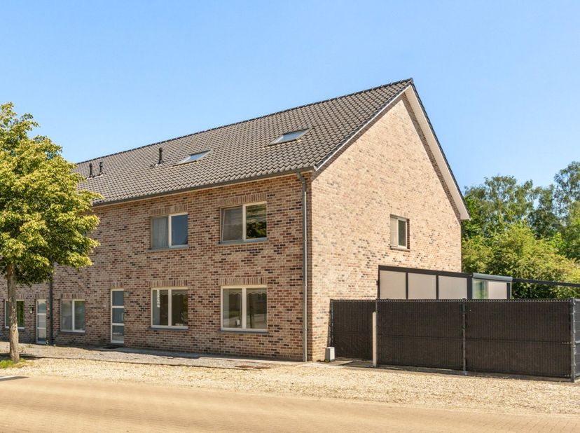 Achter deze eenvoudige gevel schuilt veel meer dan u op het eerste zicht zou vermoeden.<br />
Dit energiezuinig woning is verrassend ruim en biedt een