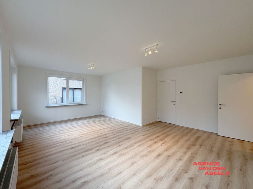 Dit volledig gerenoveerd appartement in Assebroek biedt een perfecte combinatie van comfort en praktische ligging. Met drie slaapkamers is het ideaal