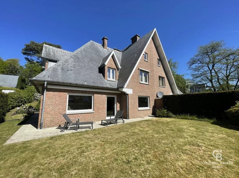 Gelegen op een perceel van 7 are met een ideale zuidwestoriëntatie, biedt deze woning ongeveer 280 m² bewoonbare oppervlakte en werd ze volledig geren