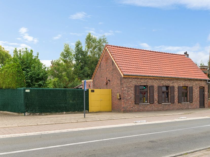 Op een centraal gelegen locatie nabij het centrum van Beerzel bevindt zich deze instapklare woning op een perceel van 355 m².&amp;nbsp;Dankzij de centrale