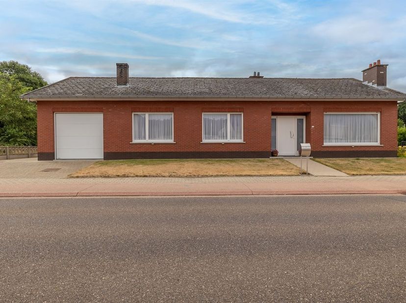 Bungalow indépendant bien entretenu, comprenant 3 chambres, un garage et un jardin ensoleillé, situé à Averbode.<br />
<br />
Ce bungalow de construct