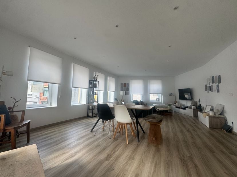 Bent u op zoek naar een comfortabel en instapklaar appartement op een rustige locatie? Dit ruim en zonovergoten appartement in Sint-Kruis heeft alles