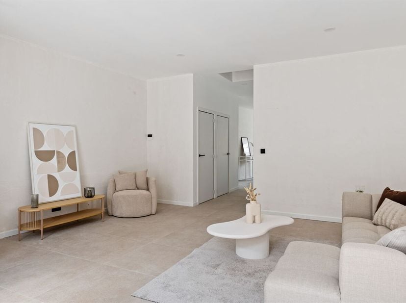 Gerenoveerde gezinswoning met 4 slaapkamers en tuin<br />
Deze volledig gerenoveerde gezinswoning met 4 slaapkamers biedt een uitstekende combinatie v