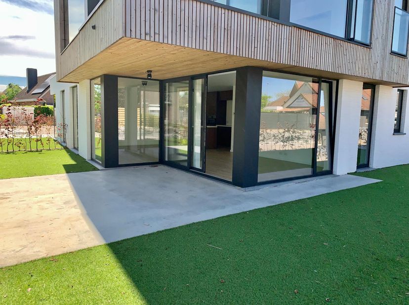Gelijkvloers appartement met 2 slaapkamers en ruim terras &amp; tuin te huur nabij het centrum van Waregem. Hele vlotte verbinding naar de belangrijke inv