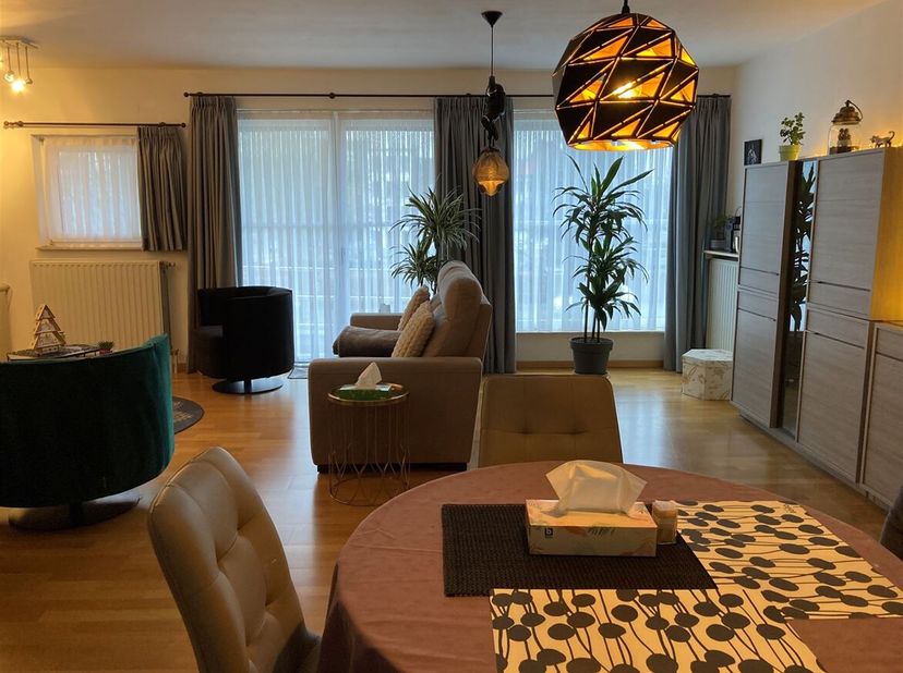 Appartement de 2 chambres bien situé avec une terrasse spacieuse.<br />
Situation : En plein centre d'Herentals avec toutes les facilités (magasins, é