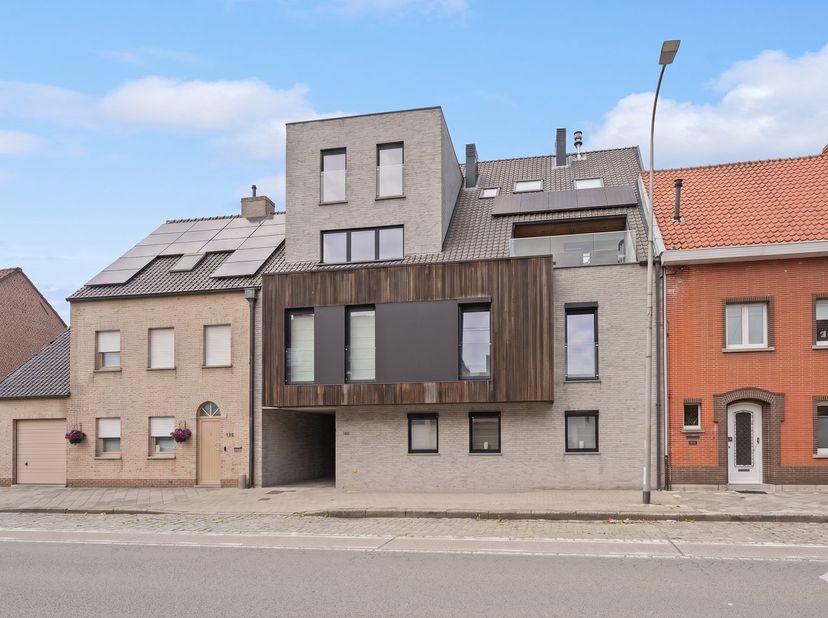 Dit modern appartement uit 2019 geniet van een centrale ligging in Lokeren met alle voorzieningen zoals winkels, scholen en openbaar vervoer in de nab