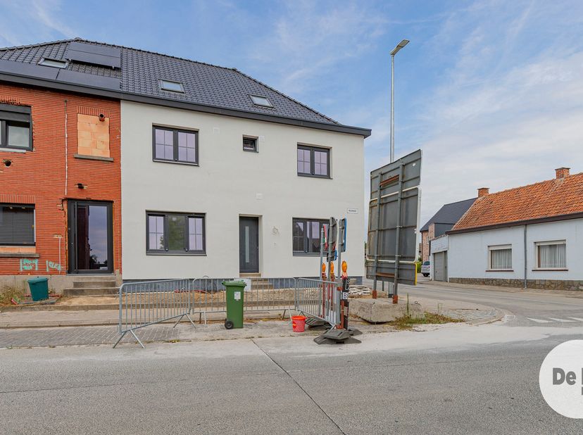 SMETLEDE - INSTAPKLARE, ZUINIGE GEZINSWONING MET 3 KAMERS<br />
KIJKDAG ZATERDAG 22 AUGUSTUS VAN 10u TOT 12u (OP AFSPRAAK!)<br />
In het pittoreske ce