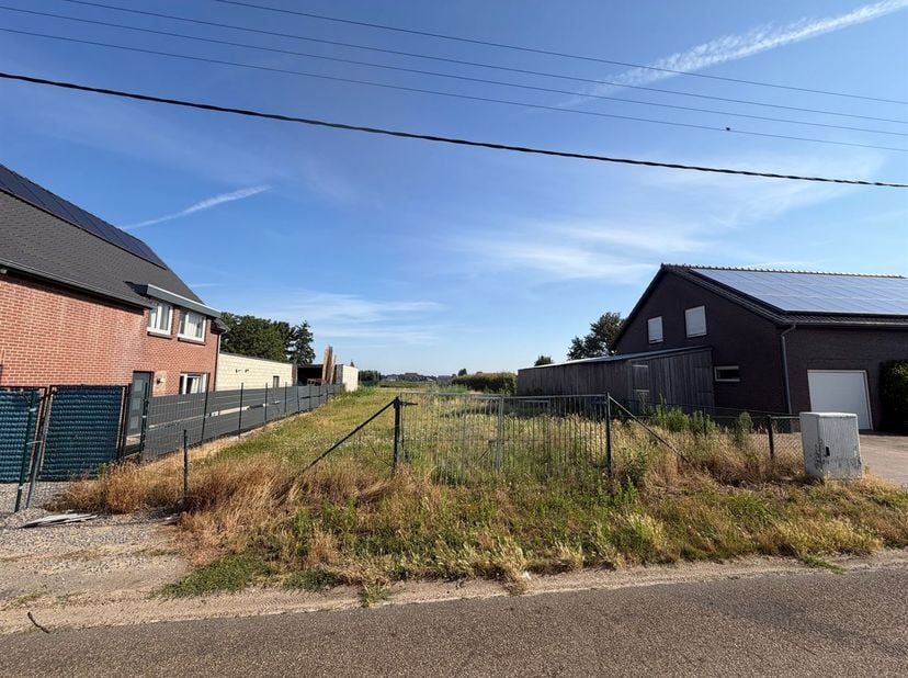 Ruim bouwperceel van 9a 13ca voor een vrijstaande woning op een rustige topligging te Kessenich met vrij uitzicht op de omliggende velden. <br />
<br