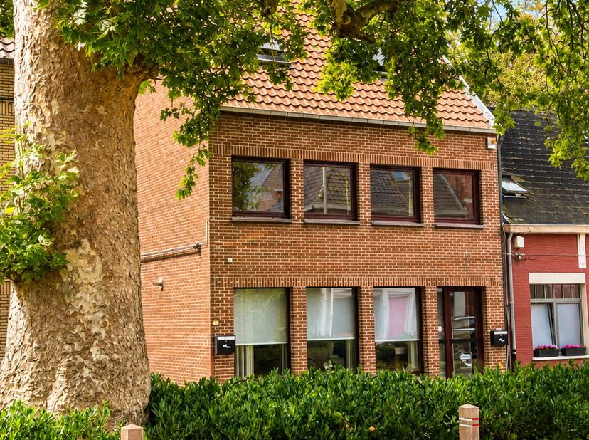 In het centrum van Beervelde, op een aangename ligging vlakbij het dorpsplein en het groene Park van Beervelde, bevindt zich deze bijzonder ruime bele