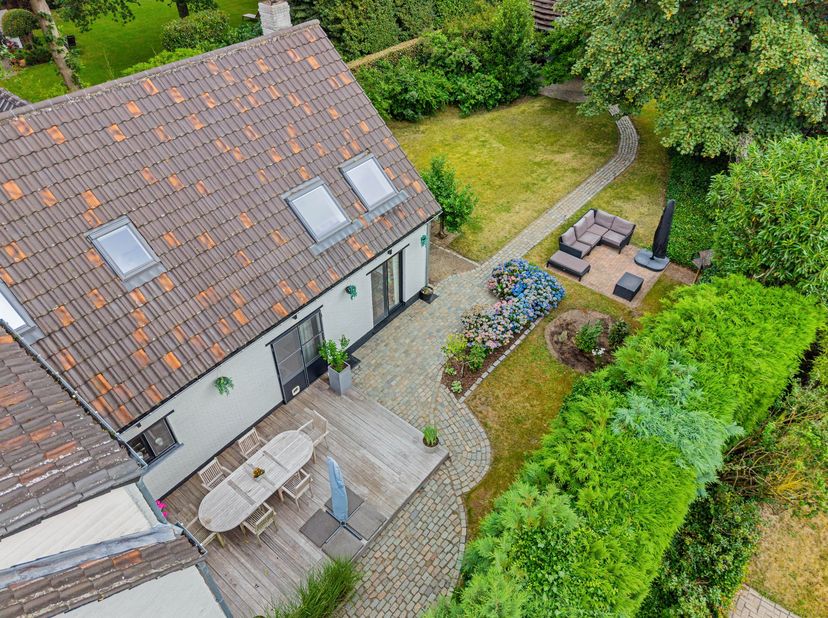 Op een gegeerde locatie in Zoersel bevindt zich deze ruime, instapklare woning op een prachtig perceel van 1.257 m². De woning onderging in 2018 een g