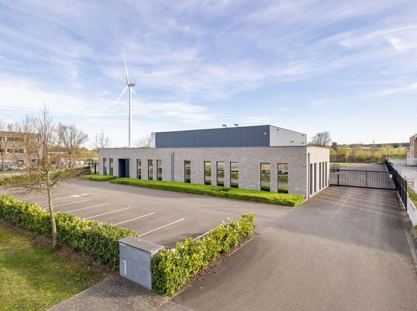 Op een uitstekende locatie in het moderne KMO-gebied van Dilsen-Stokkem bevindt zich dit recente bedrijfsgebouw aan de Vossenbergstraat 1.<br />
<br /