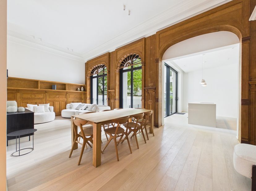Bruxelles - Botanique CP1210 | Duplex 3 chambres de caractère au sein d’un Hôtel de Maître<br />
Nichée dans un élégant hôtel de maître entièrement ré