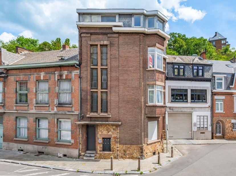 Easyhome a le plaisir de vous présenter cet immeuble placé stratégiquement près de la gare, des universités, des bus et des commerces ! <br />
Avec un