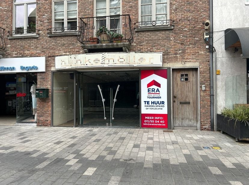 Ruim handelspand met veel opbergruimte te huur op toplocatie te Lommel.Onmiddellijk beschikbaar.