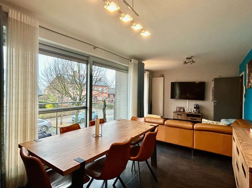 Langs de Mechelsesteenweg in Herent bevindt zich dit charmante en instapklare duplexappartement op een uitstekende ligging, vlakbij Leuven en met een