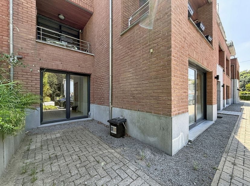 A proximité immédiate de toutes les commodités du Centre de Tillf, ne manquez pas ce bel appartement de 102m2 situé au rez-de-chaussée d'une résidence