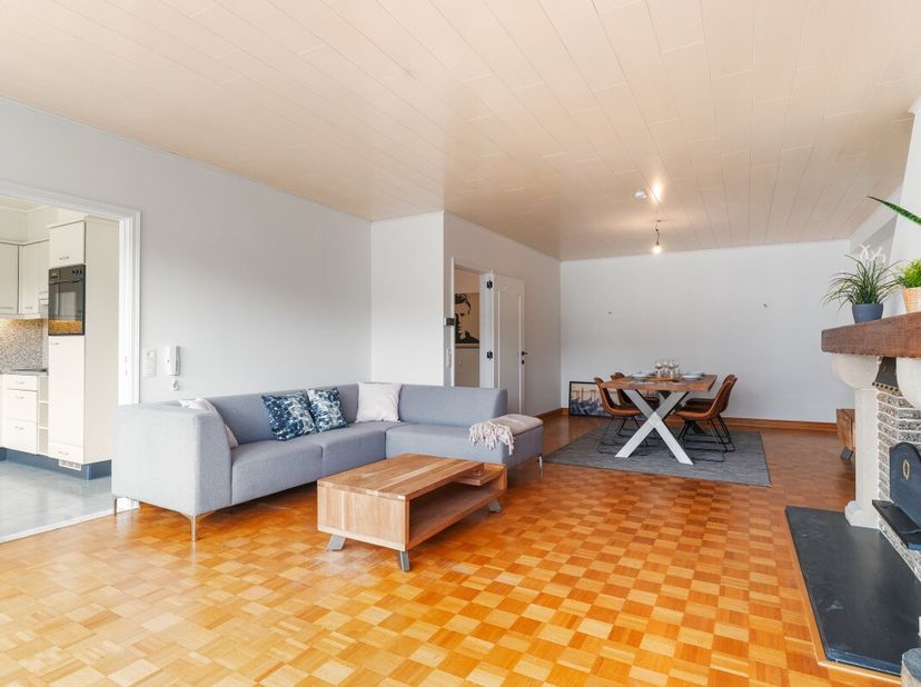 Ruim appartement op topligging in het centrum van Eeklo Ontdek dit charmante en lichtrijke appartement, ideaal gelegen in het hart van Eeklo. Dankzij