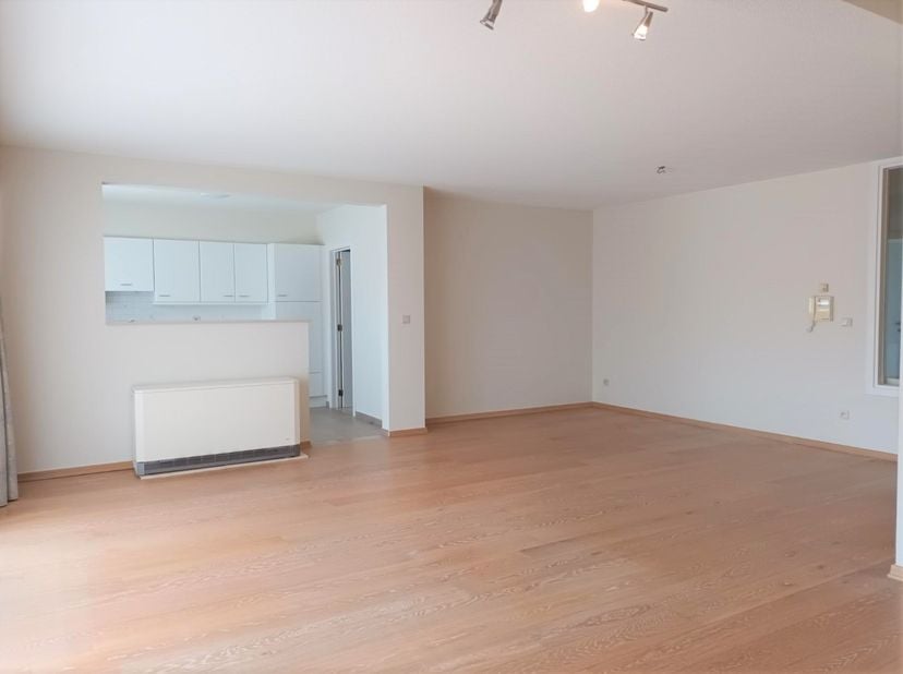 Heeft u interesse? Plan uw bezoek rechtstreeks via onze website www.domovastgoed.be<br />
<br />
Dit appartement gelegen op de 1ste verdieping is voor