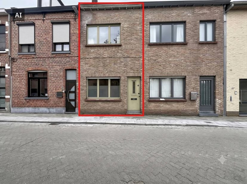 Zoek je een comfortabele thuis op een strategische locatie? Deze instapklare woning in Assebroek combineert een vlotte bereikbaarheid naar belangrijke
