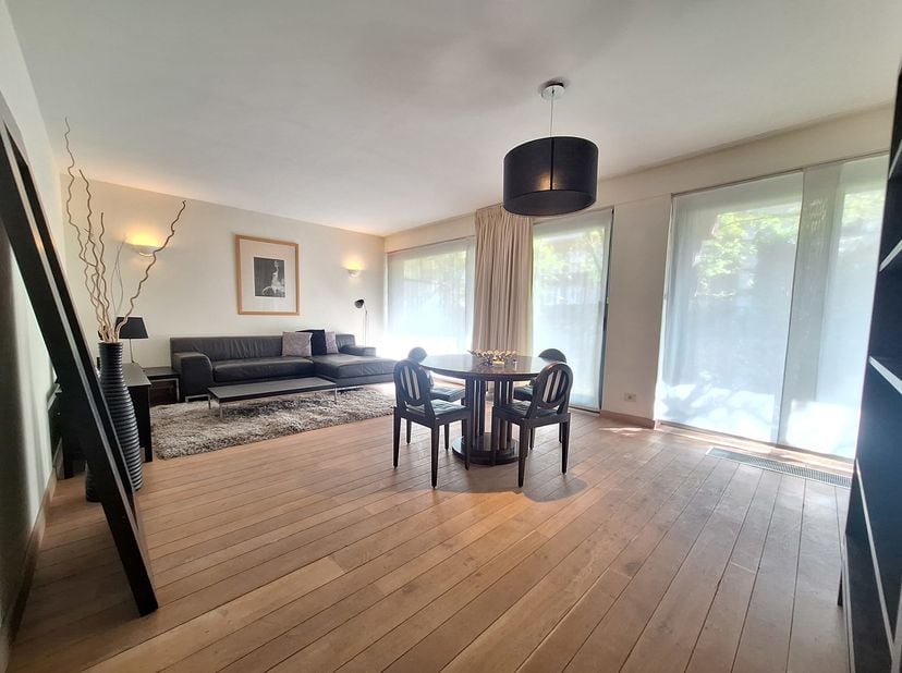 WOLUWE SAINT LAMBERT, à proximité de Georges-Henri et du métro gribaumont. Bel APPARTEMENT (1CH/1SDB) de 80m² meublé avec jardin et parking. Situé au