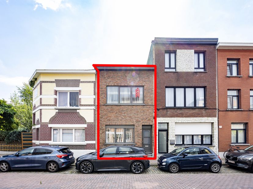 WONING IN RUSTIGE STRAAT - <br />
<br />
Met 2 slaapkamers + bureau.<br />
Vernieuwde CV-ketel, leidingen, ramen en dak.<br />
Aparte voorziening voor