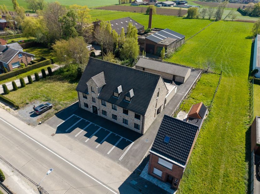 Op een vlot bereikbare en aangename locatie bevindt zich de verzorgde residentie "Ter Vlaskapelle", bestaande uit 6 ruime en volwaardige appartementen