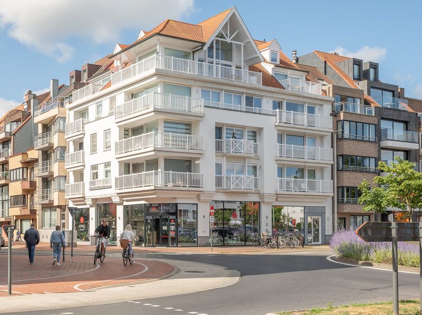 Appartement lumineux de 2 chambres bénéficiant d’une vue dégagée sur la place Abraham Hans, à deux pas des commerces et de la plage Albert. Compositio
