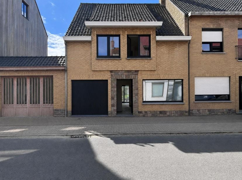 Bent u op zoek naar een moderne, energiezuinige woning met alle hedendaagse comfort? Deze woning wordt momenteel volledig gerenoveerd en afgewerkt met