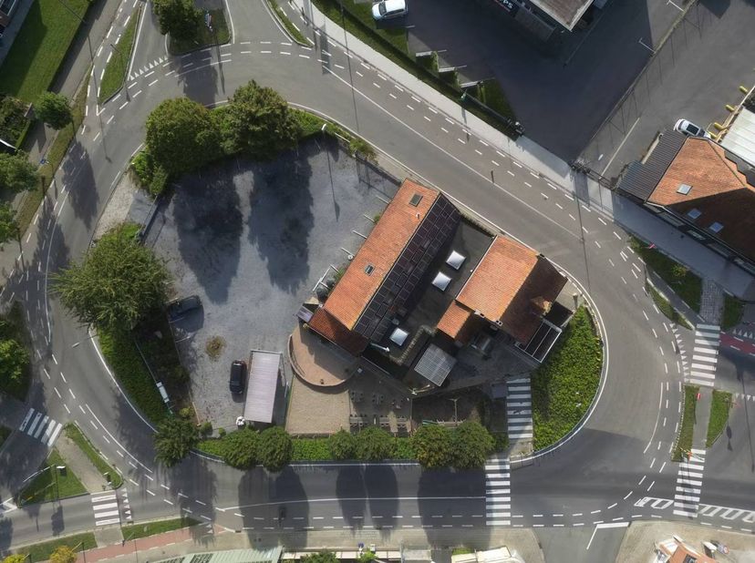 Uitzonderlijk commercieel gelegen eigendom op ca. 1340m² te Westrozebeke.<br />
<br />
De eigendom is gelegen op het midden van het rondpunt in Westro