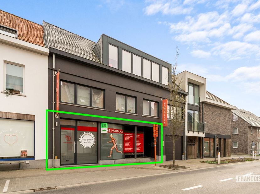 Instapklare praktijkruimte met tal van mogelijkheden in Hooglede<br />
Bent u op zoek naar een veelzijdig pand voor uw praktijk of professionele activ