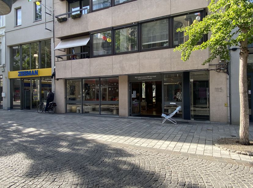 Handelsgelijkvloers te huur van ca. 275 m² op een totale grondoppervlakte van ca. 353 m² gelegen in de Ooststraat te Roeselare, nabij het Stationsplei