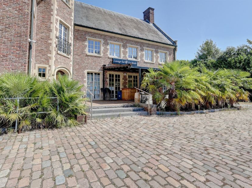 Ce bien immobilier est situé dans un emplacement exceptionnel et très prisé, à De Heide, à Waasmunster. Ce rez-de-chaussée commercial de caractère bén